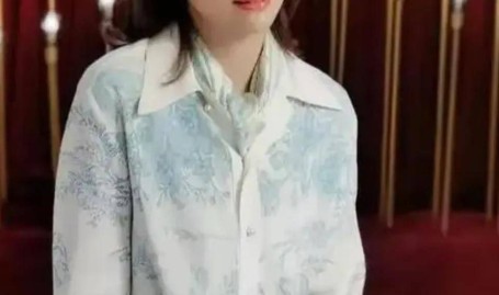 董卿穿衣搭配董卿路边吃面也如此优雅穿“风衣丝巾”美成一道靓丽的风景线
