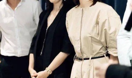 51岁董卿换了长发好惊艳穿卡其色连体裤时髦又年轻旁边男士都看呆了!!董卿穿衣搭配