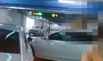 两男子开同款车相撞,两男子同款车相撞,网友直呼缘分天定!”